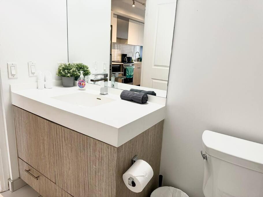 Cozy Condo Near Eatoncentre Mall Toronto Exterior foto