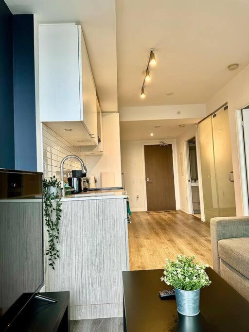 Cozy Condo Near Eatoncentre Mall Toronto Exterior foto